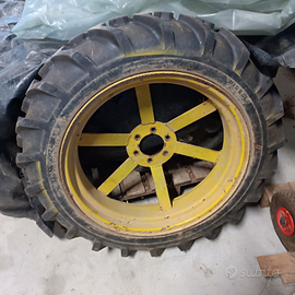 Pneumatici Pirelli 7-24 con cerchi