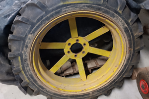 Pneumatici Pirelli 7-24 con cerchi