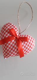Cuore decorazione rosso con fiocco