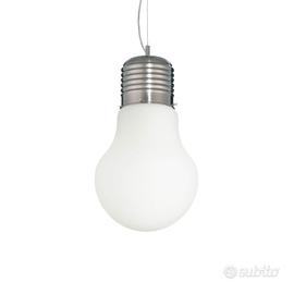 Lampadario a forma lampadina gigante