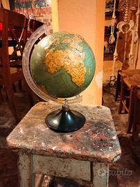 Vecchio mappamondo in rilievo bachelite