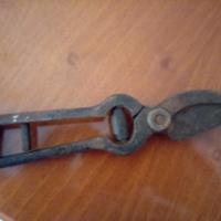 Oggetto che si usa in campagna per tagliare rami e