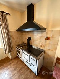 Cucina a legna con cappa piano elettrico  e forno