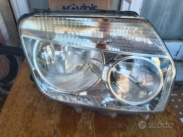 Faro anteriore dx e sn Dacia Duster 2014