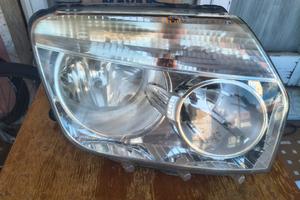 Faro anteriore dx e sn Dacia Duster 2014