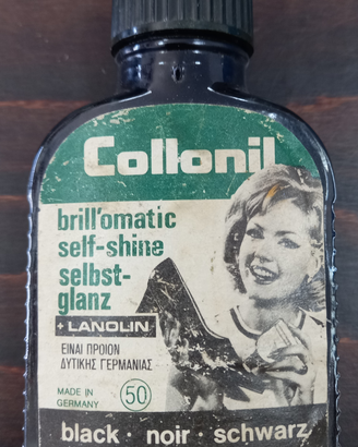 Bottiglietta di colore nero per scarpe vintage
