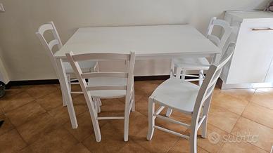 tavolo e quattro seggiole in legno 