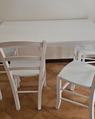 tavolo e quattro seggiole in legno 
