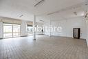 magazzino-con-vetrine-fronte-strada-e-cortile