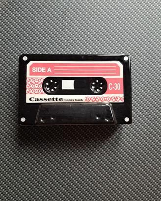 Salvadanaio a forma musicassetta