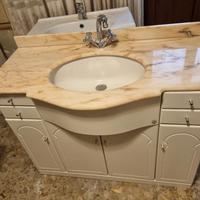 mobiletto da bagno con superficie in marmo rosa