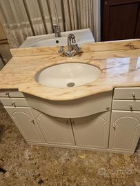 mobiletto da bagno con superficie in marmo rosa