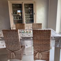 tavolo da interno con nr.4 sedie e vetrinetta