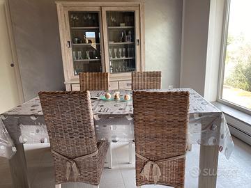 tavolo da interno con nr.4 sedie e vetrinetta