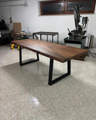 Tavolo in legno massello di saman e base in ferro