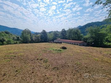 Ferrada 1 km - Stalla con ampio terreno carrabile