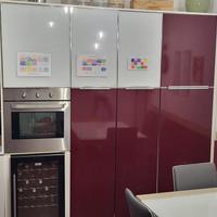 Cucina moderna con elettrodomestici