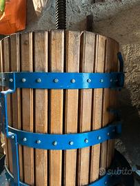 Torchio, botte in acciaio, pigiatrice e mastelloni