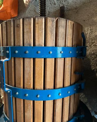 Torchio, botte in acciaio, pigiatrice e mastelloni