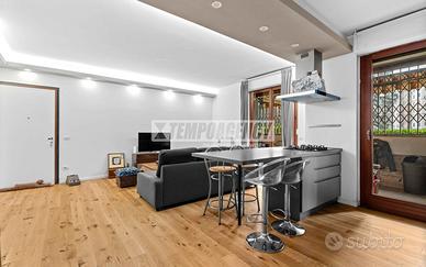 AMPIO TRE LOCALI CON DOPPI SERVIZI E BALCONE