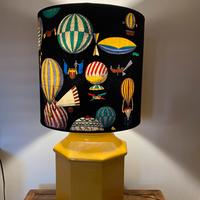 Grande lampada con paralume con tessuto Fornasetti