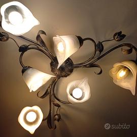 Lampadario in ferro battuto con applique da parete