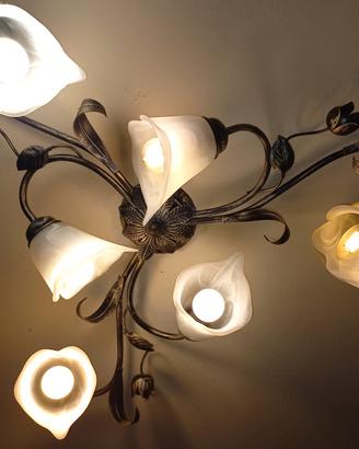 Lampadario in ferro battuto con applique da parete