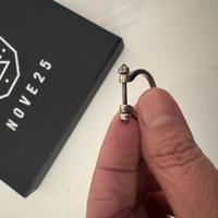 Anello in argento a forma di manetta