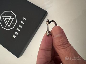 Anello in argento a forma di manetta