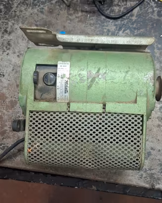Motore elettrico per macchina da cucire 