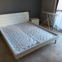 Letto matrimoniale.
