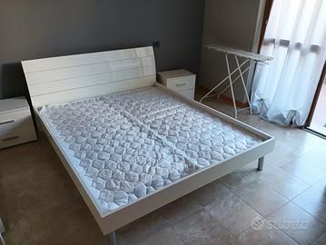 Letto matrimoniale.