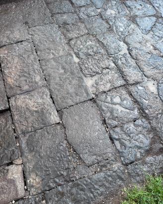 Pavimento in basolato, pietra vulcanica per ville