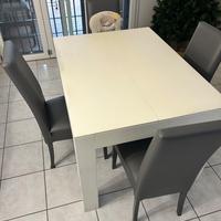 Tavolo allungabile e sedie