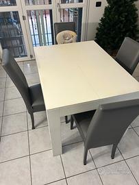 Tavolo allungabile e sedie