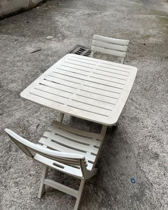 Tavolino e sedie da giardino