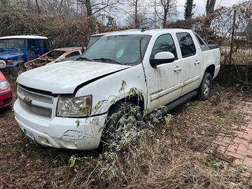 Chevrolet Avalanche bianca