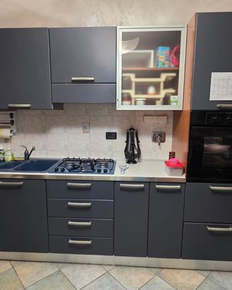 Cucina completa di elettrodomestici 