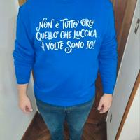 Felpa uomo blu con scritta ironica “Non è tutto or