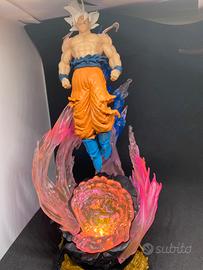 Goku ultra instinto con luce e batteria inclusa