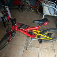 Bicicletta rossa e nera