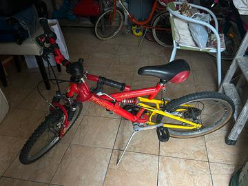 Bicicletta rossa e nera