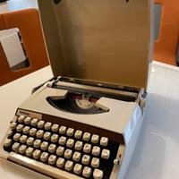 Macchina da scrivere a valigetta