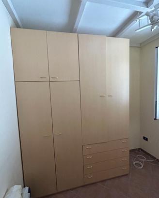 Armadio grande in legno