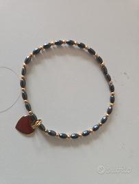 Bracciale elastico perline nere e dorate con cuore