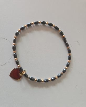 Bracciale elastico perline nere e dorate con cuore