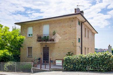 5 LOCALI A FERMO