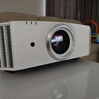 JVC X7500 4K , HDR .