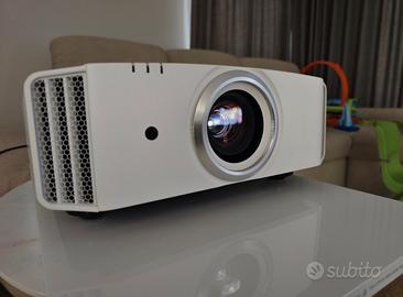 JVC X7500 4K , HDR .