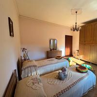 Due letti singoli con comò 